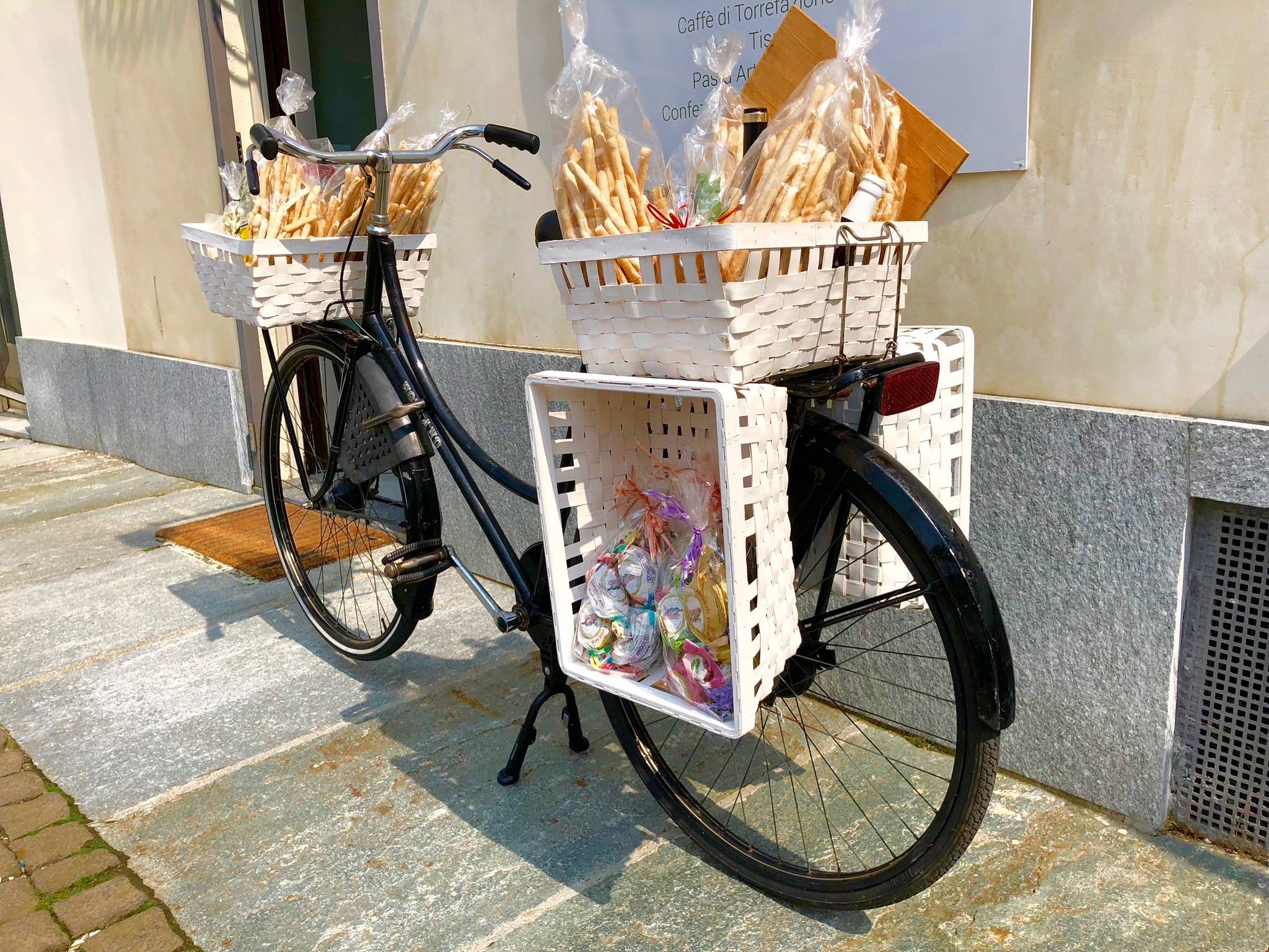 Rower z tradycyjnymi produktami z Turynu, kosze z grissini