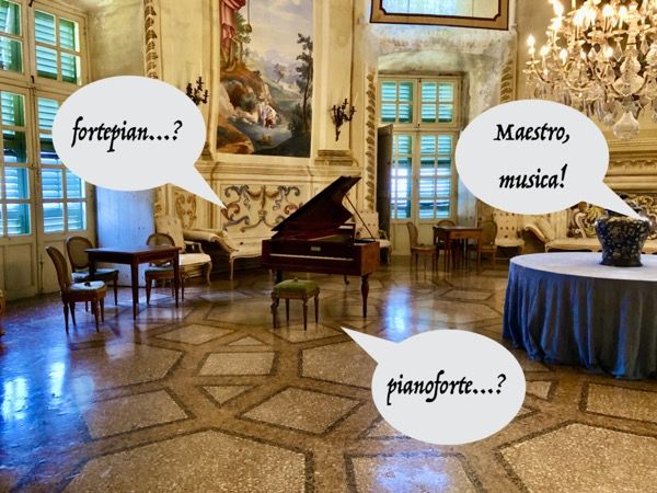 Fortepian w sali balowej na zamku w zamku Masino we Włoszech