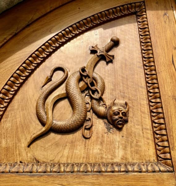 Szatan w postaci węża na drzwiach w Sacra di San Michele