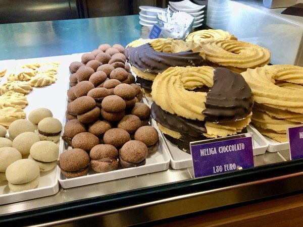 Baci di dama i pasta di meliga ciasteczka z Piemontu we Włoszech