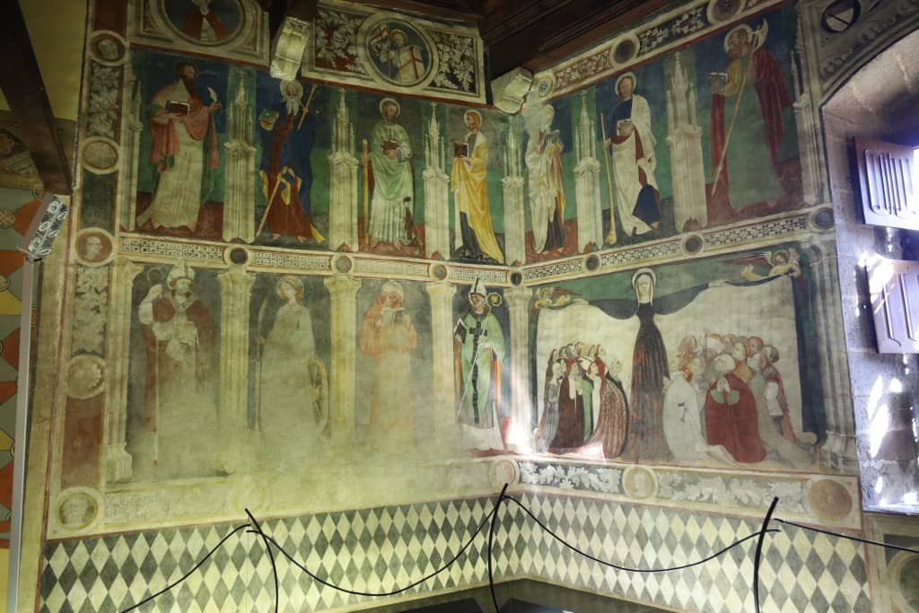 Zdobnicze freski w kaplicy zamkowej na pierwszym piętrze