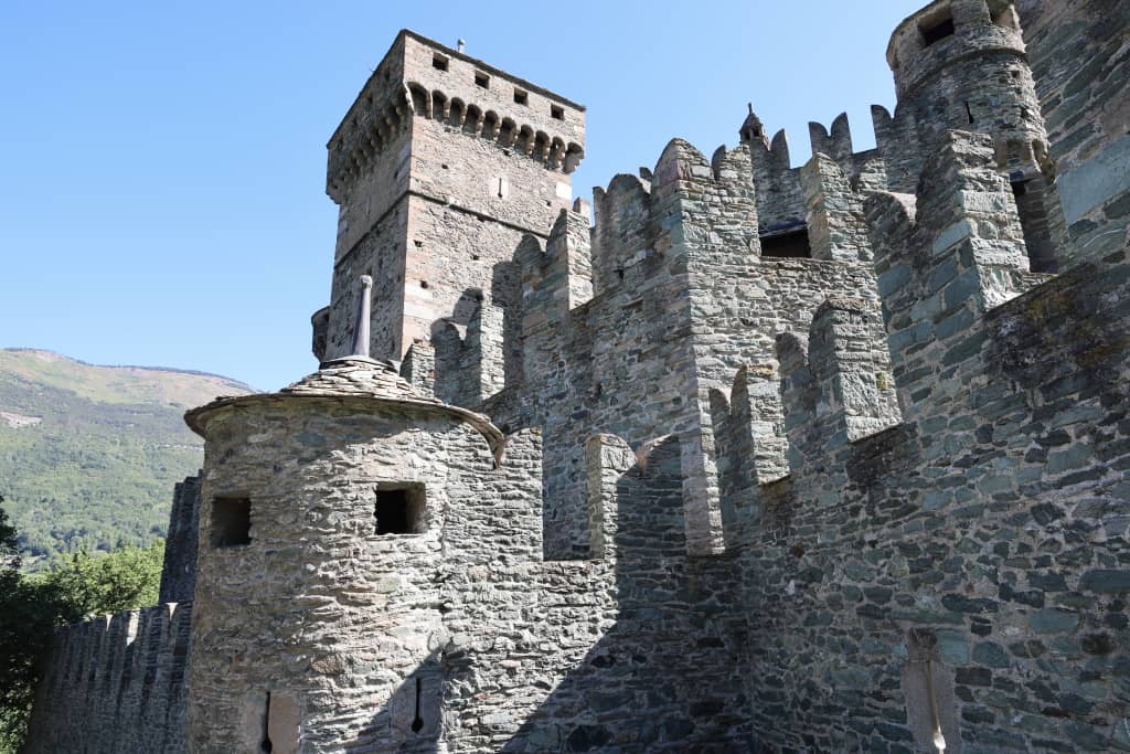 Zamek w Fénis liczne wieże i podwójne mury