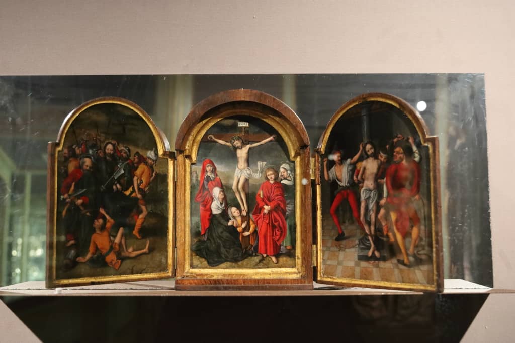 Składany ołtarzyk o treści religijnej z okresu średniowiecza w Muzeum Sztuk Dekoracyjnych w Turynie