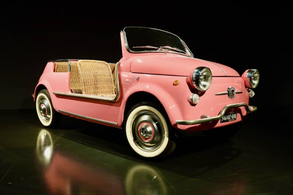 Muzeum motoryzacji w Turynie różowy kabriolet