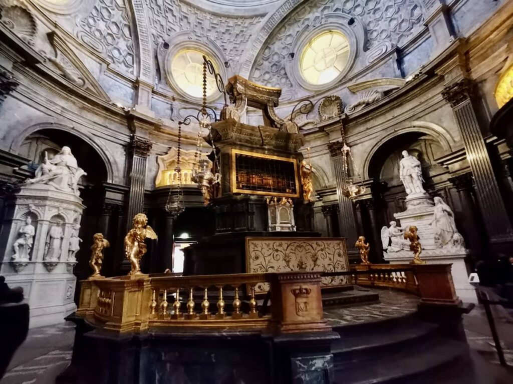 Ołtarz w Kaplicy Całunu Turyńskiego