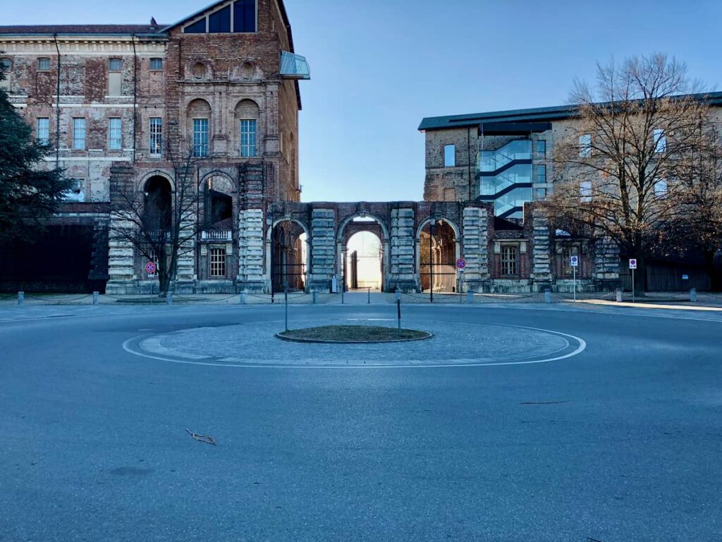 Zamek w Rivoli wejście główne do Muzeum sztuki współczesnej