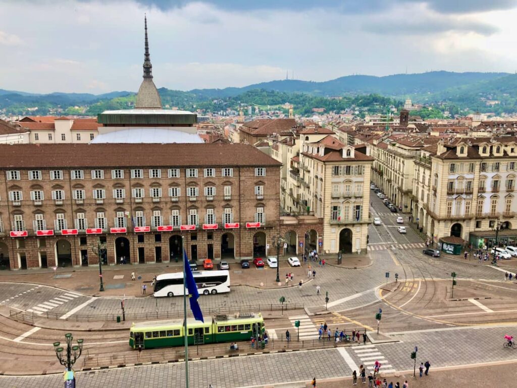 Piazza Castello w Turynie od strony Teatro Regio i widok na Mole Antonelliana