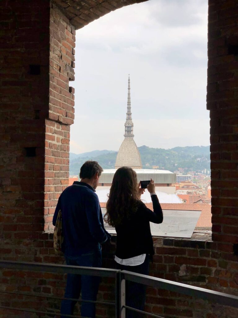 Turyści oglądają Mole Antonelliana z wieży Palazzo Madama