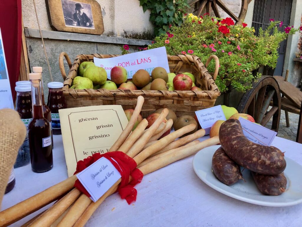 Stół z grissini i typowymi produktami z Lanzo Torinese w Piemoncie