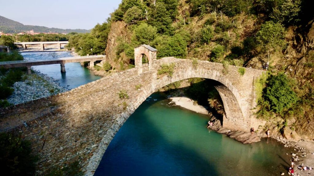Ponte del Diavolo w Lanzo Torinese w Piemoncie na rzece Stura