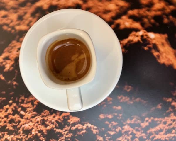 Filiżanka z kawą espresso zaparzona w barze w Turynie