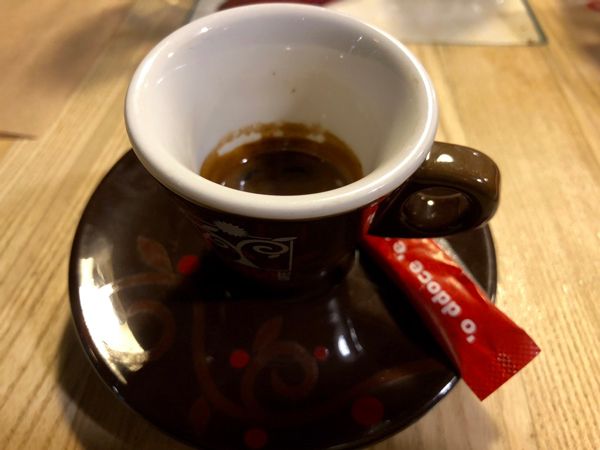 Filiżanka kawy espresso w barze w Turynie