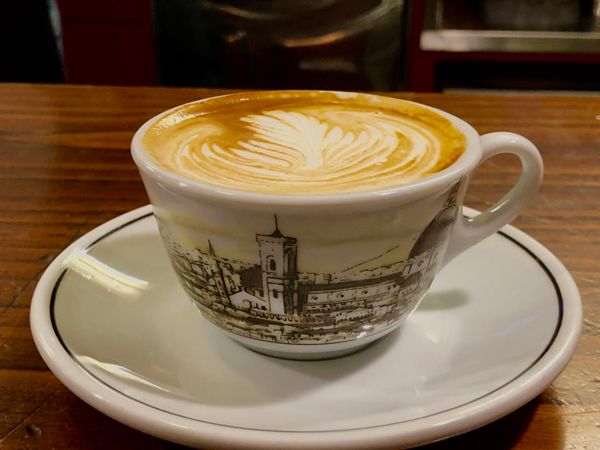 Kawa cappuccino w filiżance przedstawiającej miasto Florencję