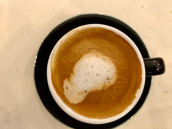 W barze zamówić można różne rodzaje kawy nawet macchiato co tylko plami kawę