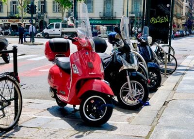 Vespa do tej pory jest często spotykana na ulicach włoskich miast i wyróżnia się swoim niepowtarzalnym stylem