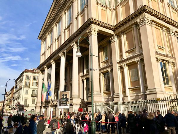 Kolejka przed kasą do Muzeum Kina i Mole Antonelliana w Turynie