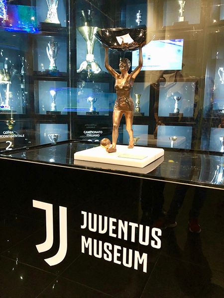 Zwycięski puchar w Muzeum Juventusu w Turynie