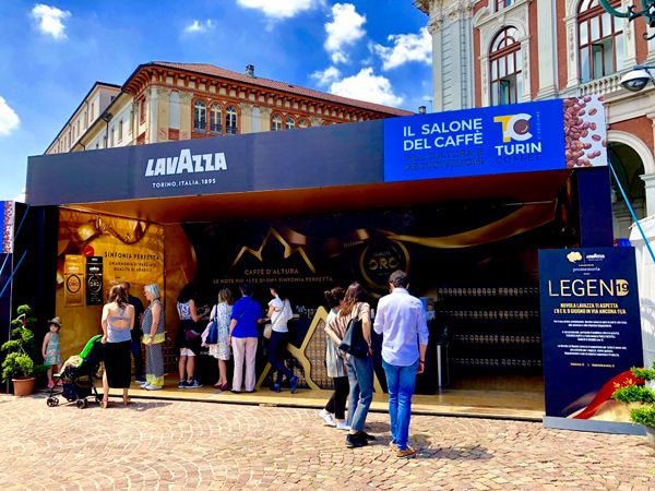 Impreza poświęcona kawie w Turynie, stoisko Lavazzy