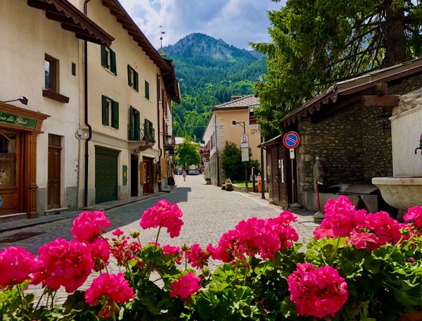 Bardonecchia to miasteczko w górach w Piemoncie we Włoszech