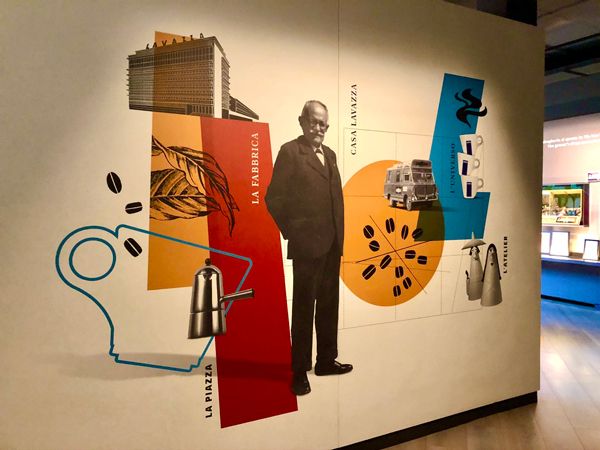 Luigi Lavazza wita zwiedzających w muzeum kawy w Turynie