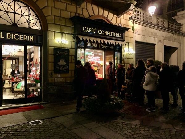 Kawiarnia "El Bicerin" to miejsce gdzie można wypić Bicerin włoski napój∆ kawowo czekoladowy w Turynie