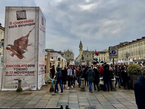 Targi czekolady w Turynie, plac w centru i stoiska producentów czekolady