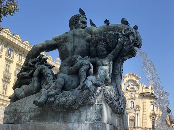 Fontanna w centrum Turynu ina placu Solferino