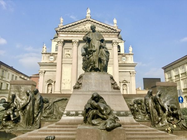 Pomnik księdza Bosko na placu przed bazyliką Salezjanów w Turynie