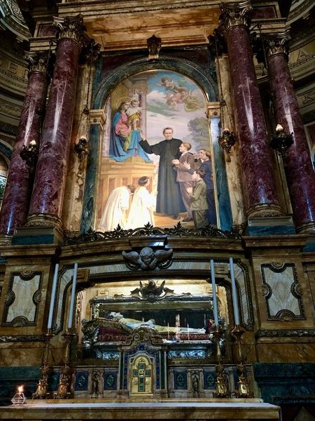Ołtarz księdza Bosko w bazylice Salezjanów w Turynie