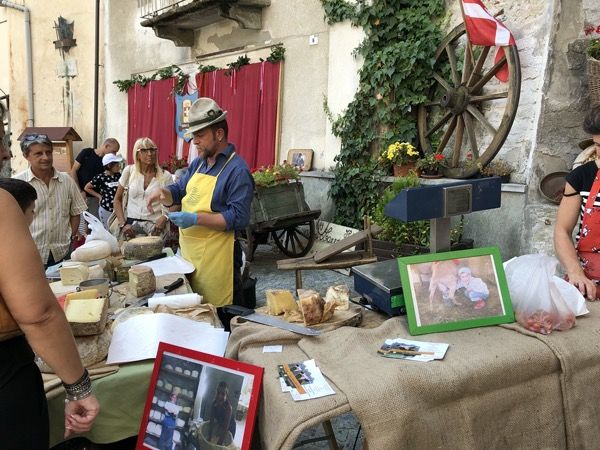 Sprzedaż i degustacja serów na festynie w Lanzo, Piemont we Włoszech
