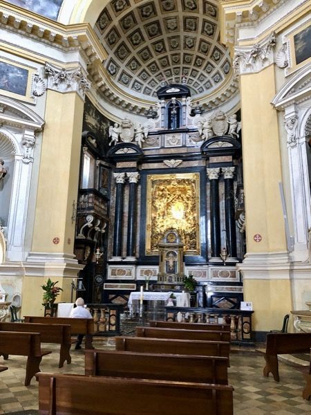 Wnętrze kościoła na wzgórzu Monte dei Cappuccini w Turynie
