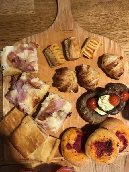Jedzenie serwowane podczas włoskiego aperitify posiada małe rozmiary,