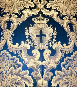 Blu Savoia - niebieski kolor i herb dynastii w salonie na zamku w Moncalieri 