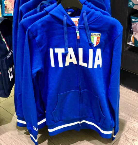 Niebieska bluza nawiązująca do niebieskiej koszulki reprezentacji Włoch