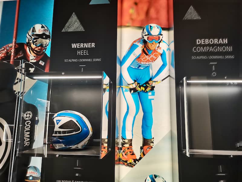 Niebieski strój drużyny włoskiej w narciarstwie na Olimpiadzie
