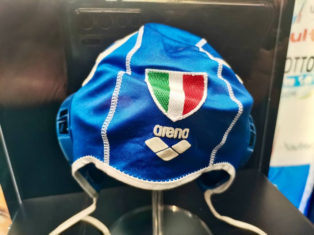 Niebieski czepek do pływania zawodnika reprezentacji Włoch