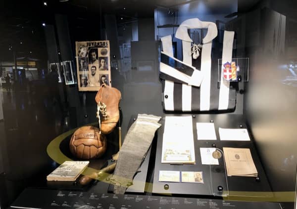 Historyczna koszulka zawodnika Juventusu z Muzeum Juventusu w Turynie