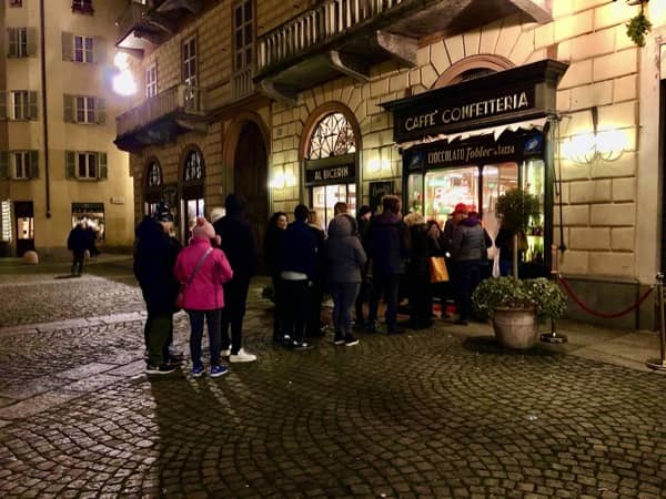 Kolejka przed włoską kawiarnią Al Bicerin w Turynie