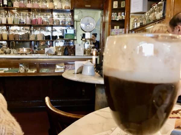 Wnętrze kawiarni w Turynie gdzie można wypić Bicerin napój czekoladowo kawowy
