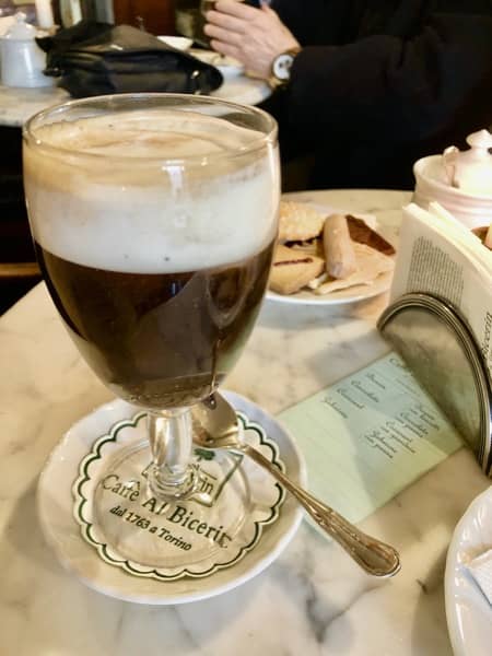 Kieliszek z Bicerin we włoskiej kawiarni w Turynie 