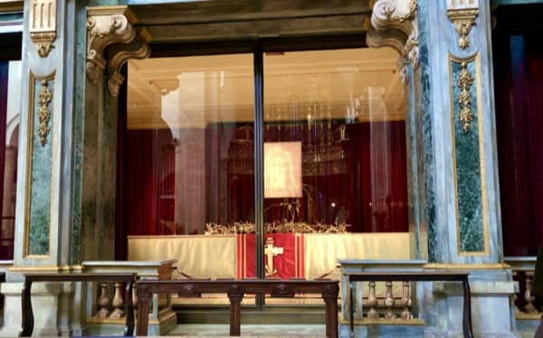 Ołtarz z Całunem Turyńskim w Katedrze w Turynie