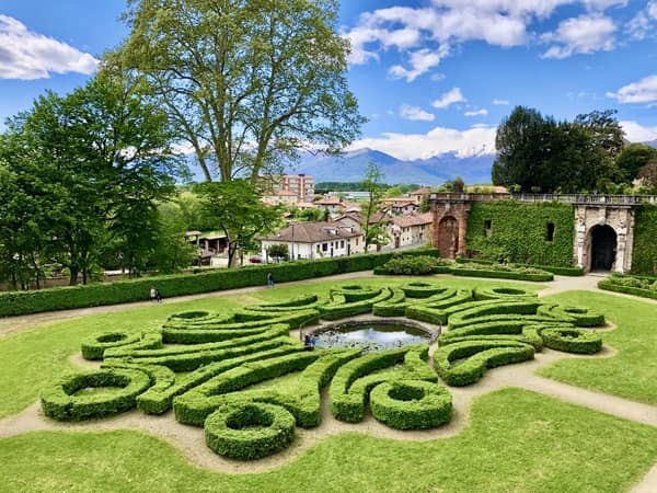 Alejki w o geometrycznych kształtach przy pałacu w Aglie jako przykład włoskich ogrodów