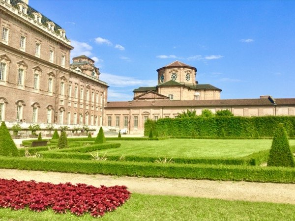 Ogród w stylu włoskim przy pałacu w Venaria Reale pod Turynem
