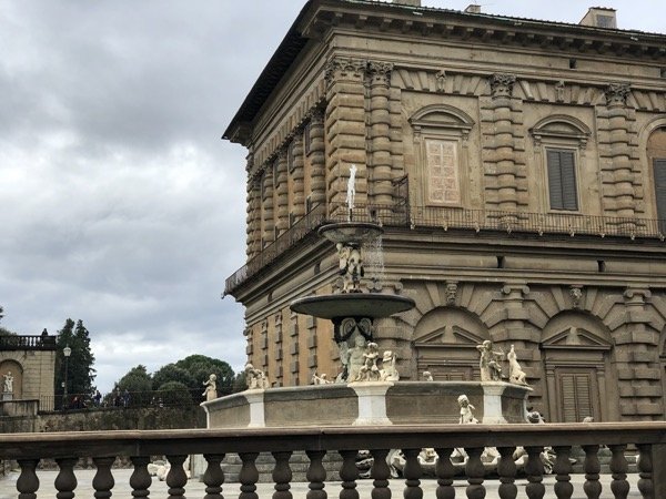 Palazzo Pitti i fontanna we Florencji 