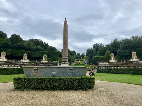 Zielony amfiteatr i egipski obelisk w ogrodzie Boboli we Florencji
