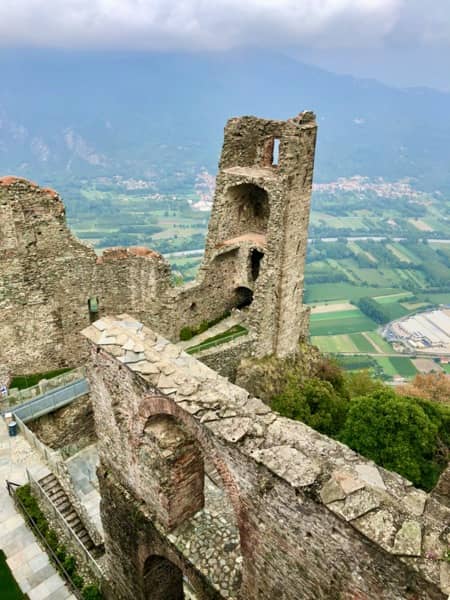 Wieża pięknej Ady kompleksu Sacra di San Michele i widok na okolicę w