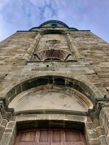 Frontowa ściana Sacra di San Michele w Piemoncie, we Włoszech 