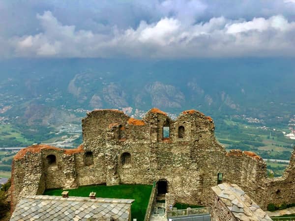 Pozostałości opactwa Sacra di san Michele w Piemoncie i widok na Alpy