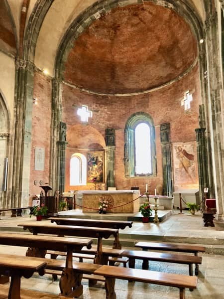 Wnętrze kościoła należącego do kompleksu Sacra di San Michele