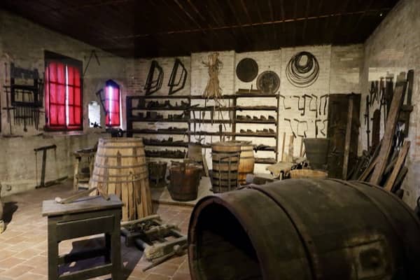 Wnętrze Muzeum na zamku w Grinzane poświęcone produkcji wina